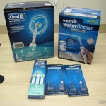 Escova de Dentes Elétrica Recarregável Oral-B Professional Healthy Clean + Floss Action Precision 5000 (Oral-B Professional Healthy Clean Floss Action Precision 5000 Rechargeable Electric Toothbrush(packaging may vary)), Waterpik Ultra Water Flosser (Waterpik Ultra Water Flosser), 3 Refis Oral-B Floss Action para Escova Elétrica (Oral-B Professional Floss Action Replacement Brush Head 3 Count), e 2 Pacotes c/ 2 Pontas de Alta Pressão para Jateador Dental Waterpik (2 of Waterpik Dental Water Jet Replacement High Pressure Jet Tips (Pack of 2))