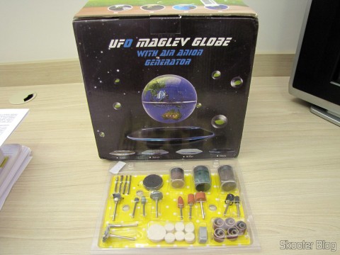 Globo Flutuante Maglev UFO Cheerlink 106mm c/ Gerador de Anions (CHEERLINK 106mm UFO Maglev Floating Globe w/ Anion Generator - Blue + Black (US Plug / AC 100~240V) e Kit de Acessórios para Ferramentas de Rotação com 98 peças (Rotary Tools Accessories Kit (98-Piece Pack))