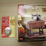 DealExtreme (DX): Removedor de Odores para Mão/Palma em Aço Inoxidável, Dura para Sempre e Mini Caixa Musical Mecânica Estilo Máquina de Costura Antiga Removedor de Odores para Mão/Palma em Aço Inoxidável, Dura para Sempre (Stainless Steel Hand/Palm Odor Remover (Lasts Forever)) e Mini Caixa Musical Mecânica Estilo Máquina de Costura Antiga (Vintage Mini Sewing Machine Style Mechanical Music Box)