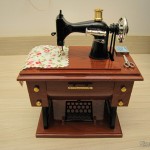 DealExtreme (DX): Mini Caixa Musical Mecânica Estilo Máquina de Costura Antiga (Vintage Mini Sewing Machine Style Mechanical Music Box) Mini Caixa Musical Mecânica Estilo Máquina de Costura Antiga (Vintage Mini Sewing Machine Style Mechanical Music Box)