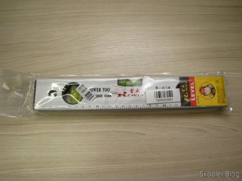 Régua de Liga de Alumínio Magnética 30cm REWIN c/ 3 Níveis de Bolha (Rewin 300mm Magnetic Aluminum Alloy Ruler w/ 3 Bubble Spirit Level Gradienters) em sua embalagem