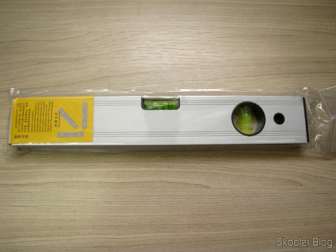 Régua de Liga de Alumínio Magnética 30cm REWIN c/ 3 Níveis de Bolha (Rewin 300mm Magnetic Aluminum Alloy Ruler w/ 3 Bubble Spirit Level Gradienters) em sua embalagem