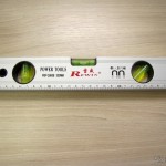 Régua de Liga de Alumínio Magnética 30cm REWIN c/ 3 Níveis de Bolha (Rewin 300mm Magnetic Aluminum Alloy Ruler w/ 3 Bubble Spirit Level Gradienters)