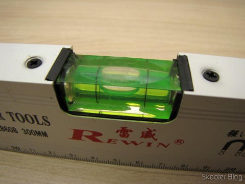 Um dos níveis da Régua de Liga de Alumínio Magnética 30cm REWIN c/ 3 Níveis de Bolha (Rewin 300mm Magnetic Aluminum Alloy Ruler w/ 3 Bubble Spirit Level Gradienters)