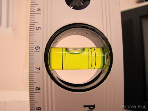 Um dos níveis da Régua de Liga de Alumínio Magnética 30cm REWIN c/ 3 Níveis de Bolha (Rewin 300mm Magnetic Aluminum Alloy Ruler w/ 3 Bubble Spirit Level Gradienters)