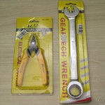 O Cortador de Fios de 5" Rewin (Rewin 5" Electronic Wire Cutter - Yellow + Black) e a Chave Combinada (Chave de Boca) com Catraca Aço Cromo-Vanádio 19mm REWIN (Chrome Vanadium Steel Ratchet Combination Spanner Wrench (19mm))