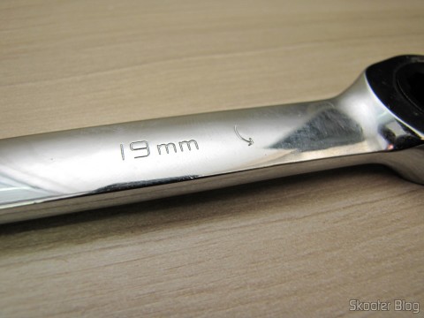 Marcação de "19mm" no cabo da Chave Combinada (Chave de Boca) com Catraca Aço Cromo-Vanádio 19mm REWIN (Chrome Vanadium Steel Ratchet Combination Spanner Wrench (19mm))