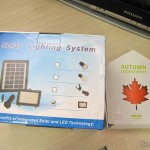 DealExtreme (DX): Para-Porta Estilo Folha de Maple Laranja e Refletor com 30 Lâmpadas LEDs 2W 200lm 7000K Solar a Prova D'Água O Refletor com 30 Lâmpadas LEDs 2W 200lm 7000K Solar a Prova D'Água (Waterproof Solar 2W 7000K 200lm 30-LED Flood Cool White Light Project Lamp - Black) e o Para-Porta Estilo Folha de Maple Laranja (Maple Leaf Style Door Stopper Guard - Orange)
