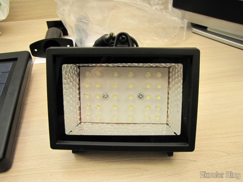 Refletor com 30 Lâmpadas LEDs 2W 200lm 7000K Solar a Prova D’Água (Waterproof Solar 2W 7000K 200lm 30-LED Flood Cool White Light Project Lamp – Black)