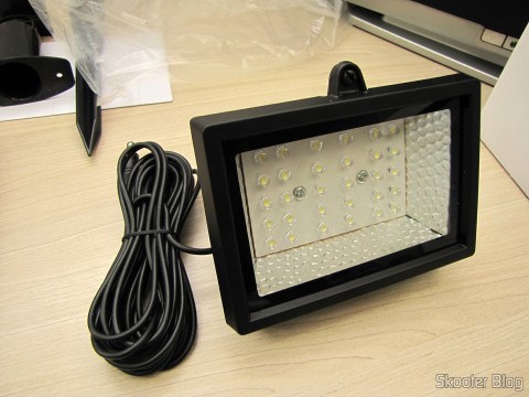Refletor com 30 Lâmpadas LEDs 2W 200lm 7000K Solar a Prova D’Água (Waterproof Solar 2W 7000K 200lm 30-LED Flood Cool White Light Project Lamp – Black)