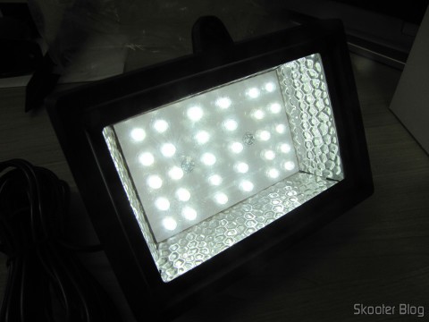 Refletor com 30 Lâmpadas LEDs 2W 200lm 7000K Solar a Prova D’Água (Waterproof Solar 2W 7000K 200lm 30-LED Flood Cool White Light Project Lamp – Black), em funcionamento