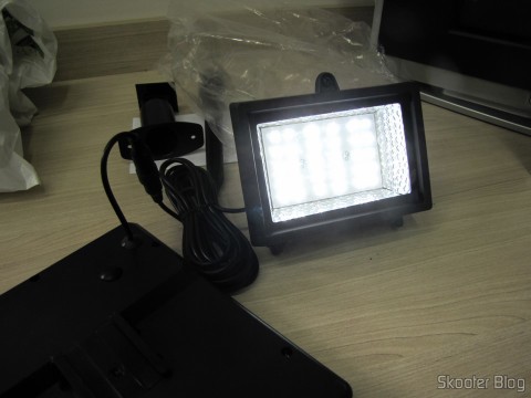 Refletor com 30 Lâmpadas LEDs 2W 200lm 7000K Solar a Prova D’Água (Waterproof Solar 2W 7000K 200lm 30-LED Flood Cool White Light Project Lamp – Black), em funcionamento