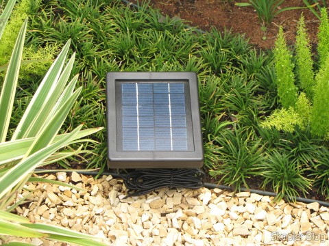 Painel Solar do Refletor com 30 Lâmpadas LEDs 2W 200lm 7000K Solar a Prova D’Água (Waterproof Solar 2W 7000K 200lm 30-LED Flood Cool White Light Project Lamp – Black), instalado