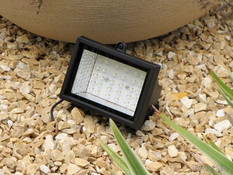 Refletor com 30 Lâmpadas LEDs 2W 200lm 7000K Solar a Prova D’Água (Waterproof Solar 2W 7000K 200lm 30-LED Flood Cool White Light Project Lamp – Black), instalado