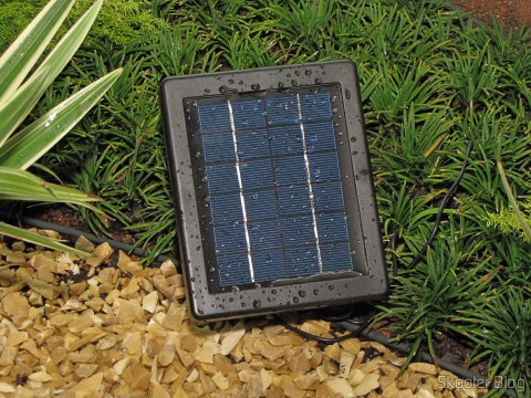 Painel Solar do Refletor com 30 Lâmpadas LEDs 2W 200lm 7000K Solar a Prova D’Água (Waterproof Solar 2W 7000K 200lm 30-LED Flood Cool White Light Project Lamp – Black), instalado