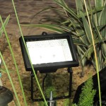 DealExtreme (DX): Refletor com 30 Lâmpadas LEDs 2W 200lm 7000K Solar a Prova D’Água (Waterproof Solar 2W 7000K 200lm 30-LED Flood Cool White Light Project Lamp – Black) Refletor com 30 Lâmpadas LEDs 2W 200lm 7000K Solar a Prova D’Água (Waterproof Solar 2W 7000K 200lm 30-LED Flood Cool White Light Project Lamp – Black), instalado e em funcionamento
