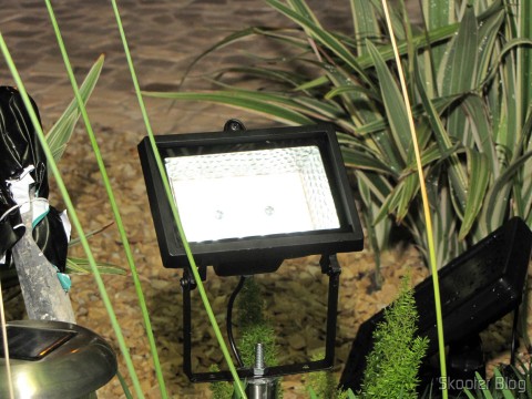Refletor com 30 Lâmpadas LEDs 2W 200lm 7000K Solar a Prova D’Água (Waterproof Solar 2W 7000K 200lm 30-LED Flood Cool White Light Project Lamp – Black), instalado e em funcionamento