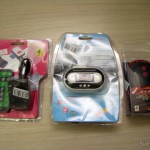 DealExtreme (DX): Transmissor FM Full Range, MP3 Player com LCD 1.0", Transmissor FM e Controle Remoto e Luz para Bicicleta com Laser e LEDs Flexible 1.0" LCD MP3 Player with USB/TF/SD Slot and Remote Controller - Black, Fm Transmitter Full Range USB Port C007B Black, e Soldier SJ-10237-A Bicycle 5-LED 7-Mode Red Laser Tail Light - Black + Red (2 x AAA)