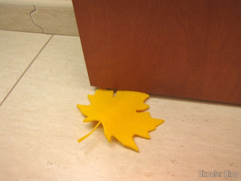 Para-Porta Estilo Folha de Maple Amarelo (Fashion Maple Leaf Style Door Stopper Guard – Random Color), em utilização