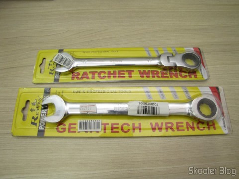 Chave Combinada (Chave de Boca) com Catraca Articulável Aço Cromo-Vanádio 17mm REWIN (REWIN RJ-317 Chrome-Vanadium Steel 2-in-1 17mm Open End + Double Box End Combination Wrench) e Chave Combinada (Chave de Boca) com Catraca Aço Cromo-Vanádio 18mm REWIN  (Chrome Vanadium Steel Ratchet Combination Spanner Wrench (18mm)), em suas respectivas embalagens