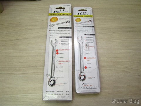 Chave Combinada (Chave de Boca) com Catraca Articulável Aço Cromo-Vanádio 17mm REWIN (REWIN RJ-317 Chrome-Vanadium Steel 2-in-1 17mm Open End + Double Box End Combination Wrench) e Chave Combinada (Chave de Boca) com Catraca Aço Cromo-Vanádio 18mm REWIN  (Chrome Vanadium Steel Ratchet Combination Spanner Wrench (18mm)), em suas respectivas embalagens