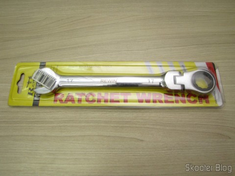 Chave Combinada (Chave de Boca) com Catraca Articulável Aço Cromo-Vanádio 17mm REWIN (REWIN RJ-317 Chrome-Vanadium Steel 2-in-1 17mm Open End + Double Box End Combination Wrench), em sua embalagem