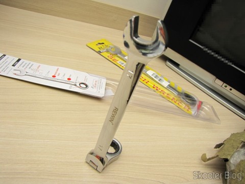 Chave Combinada (Chave de Boca) com Catraca Articulável Aço Cromo-Vanádio 17mm REWIN (REWIN RJ-317 Chrome-Vanadium Steel 2-in-1 17mm Open End + Double Box End Combination Wrench)