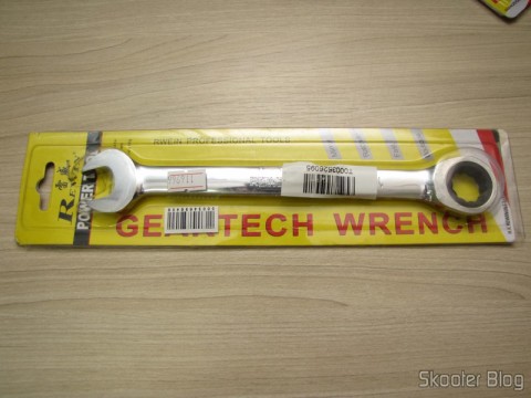 Chave Combinada (Chave de Boca) com Catraca Aço Cromo-Vanádio 18mm REWIN  (Chrome Vanadium Steel Ratchet Combination Spanner Wrench (18mm)), em sua embalagem