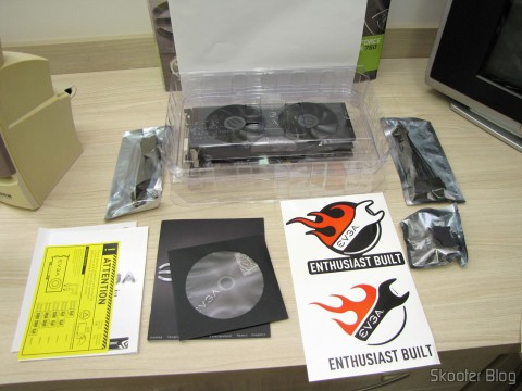Placa de Vídeo EVGA GeForce GTX 760 SC 4GB DisplayPort HDMI DVI-I/DVI-D com Cooler ACX 04G-P4-2768-KR (EVGA GeForce GTX 760 SC 4GB DisplayPort HDMI DVI-I/DVI-D Graphics Card with ACX Cooler 04G-P4-2768-KR) e seus acessórios