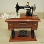 DealExtreme (DX): segunda Mini Caixa Musical Mecânica Estilo Máquina de Costura Antiga, música diferente Mini Caixa Musical Mecânica Estilo Máquina de Costura Antiga (Vintage Mini Sewing Machine Style Mechanical Music Box), em sua embalagem