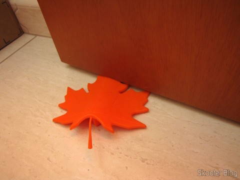 Para-Portas Estilo Folha de Maple Laranja (Maple Leaf Style Door Stopper Guard - Orange), sendo utilizado