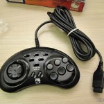 Um dos dois Controladores de 6 Botões ASCII ‘Rhino’ para Mega Drive (NEW Sega Genesis 6 Button RHINO PAD controller control)
