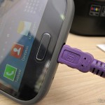 DealExtreme (DX): Cabo de Carga e Dados USB macho para Micro USB macho Millionwell 01.0363 com 3 metros (Millionwell 01.0363 USB Male to Micro USB Male Data / Charging Cable - Purple (3m)) Um dos Cabos de Carga e Dados USB macho para Micro USB macho Millionwell 01.0363 com 3 metros (Millionwell 01.0363 USB Male to Micro USB Male Data / Charging Cable - Purple (3m)) conectado ao meu telefone celular Samsung Galaxy Grand Duos