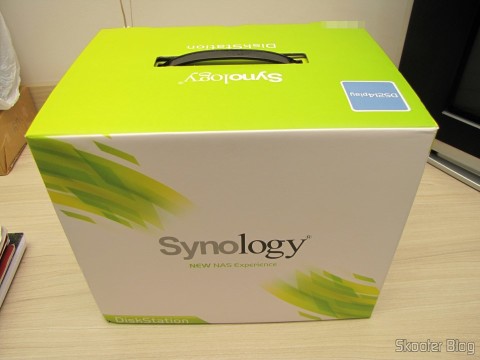 Synology America DiskStation 2-Bay Diskless Network Attached Storage (DS214play) em sua embalagem