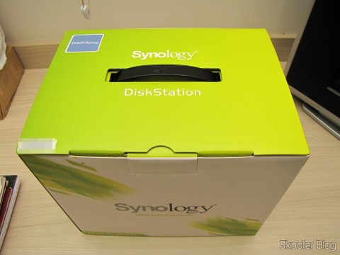 Synology America DiskStation 2-Bay Diskless Network Attached Storage (DS214play) em sua embalagem