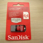 SanDisk Cruzer Edge 64 GB USB Flash Drive, em sua embalagem