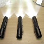 As 3 Lanternas Romisen Cree RC-R5 XP-G R5 300 Lumens 3 Modos, Preta, bateria AA ou 14500 (Romisen RC-R5 Cree XP-G R5 300-Lumen 3-Mode White Flash Light – Black (1 x AA / 1 x 14500)), em funcionamento