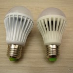 MiniInTheBox: Lâmpadas LED Duxlite A60 E27 12.5W (=Incan 100W) COB CRI>80 1260LM 6000K Cool White Light LED Globe Bulb (AC 85-265V) à esquerda e uma das lâmpadas do 5-Pack E27 A60 10W 25x2835SMD 980LM 6500K Cool White Light LED Globe Bulb (85-265V) à direita