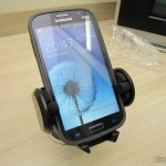 Suporte Giratório Universal de Celular/GPS para Carro (Universal Car Swivel Mount Holder – Black), com celular acoplado
