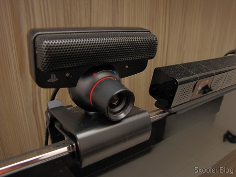 Suporte/Clip para Câmera Playstation Eye do Playstation 3 (PS3), com a Playstation Eye acoplada