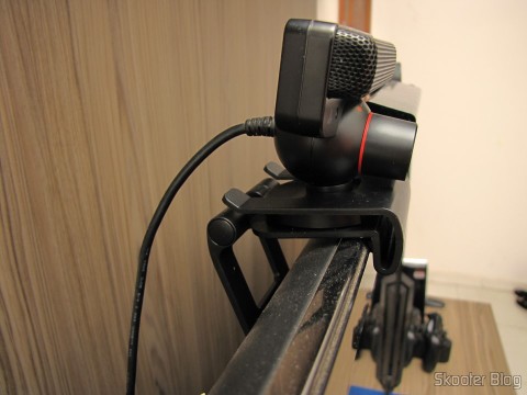 Suporte/Clip para Câmera Playstation Eye do Playstation 3 (PS3), com a Playstation Eye acoplada