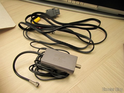 Cabo de áudio e vídeo e comutador de RF que acompanham o Super Nintendo