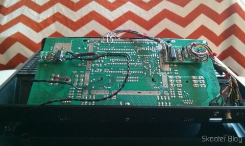O Atari VCS/2600 por dentro, com os mods de S-Video, Vídeo Composto, Áudio Estéreo e Pausa