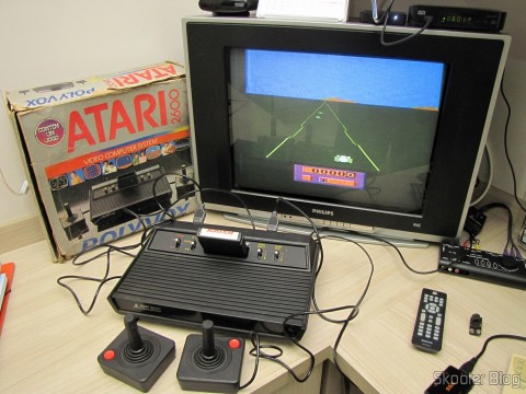 Atari 2600 em funcionamento, com o jogo Enduro da Activision