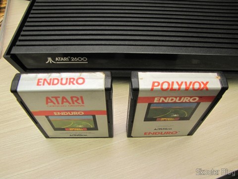 Diferentes rótulos dos cartuchos com o jogo Enduro, para Atari 2600, fabricados pela Polyvox