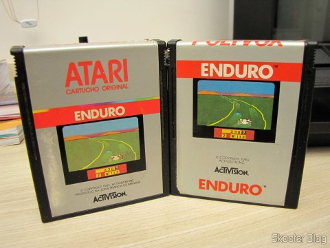 Diferentes rótulos dos cartuchos com o jogo Enduro, para Atari 2600, fabricados pela Polyvox
