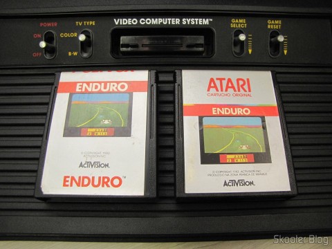 Diferentes rótulos dos cartuchos com o jogo Enduro, para Atari 2600, fabricados pela Polyvox