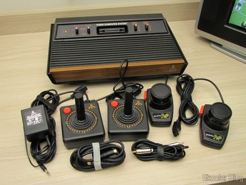 O Atari VCS/2600 com os mods de S-Video, Vídeo Composto, Áudio Estéreo e Pausa e seus acessórios