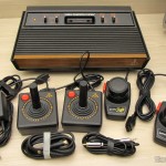 O Atari VCS/2600 com os mods de S-Video, Vídeo Composto, Áudio Estéreo e Pausa e seus acessórios