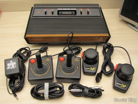 O Atari VCS/2600 com os mods de S-Video, Vídeo Composto, Áudio Estéreo e Pausa e seus acessórios